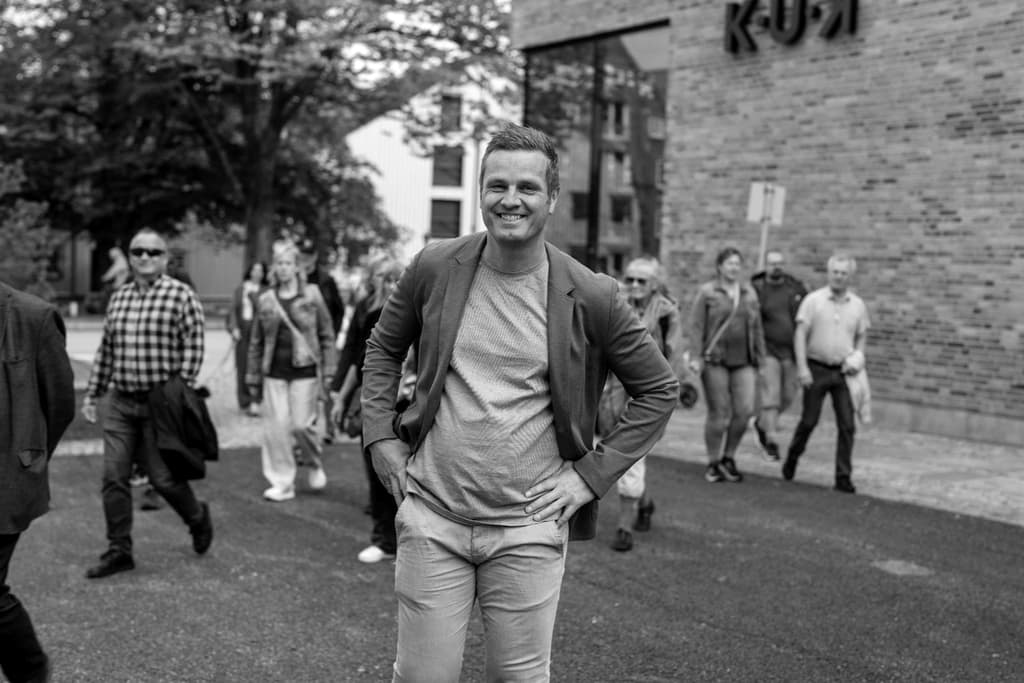 Arman Vestad på vei gjennom byen med en gruppe