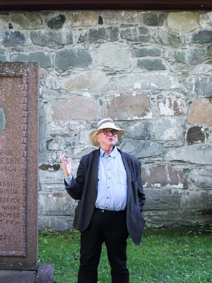 Terje Bratberg forteller ved et minnesmerke